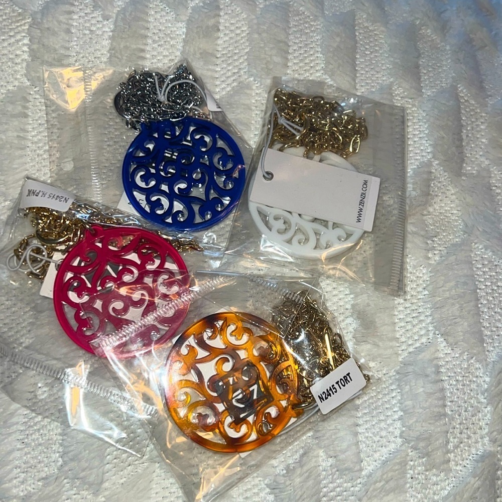 Zenzii pendant necklaces
